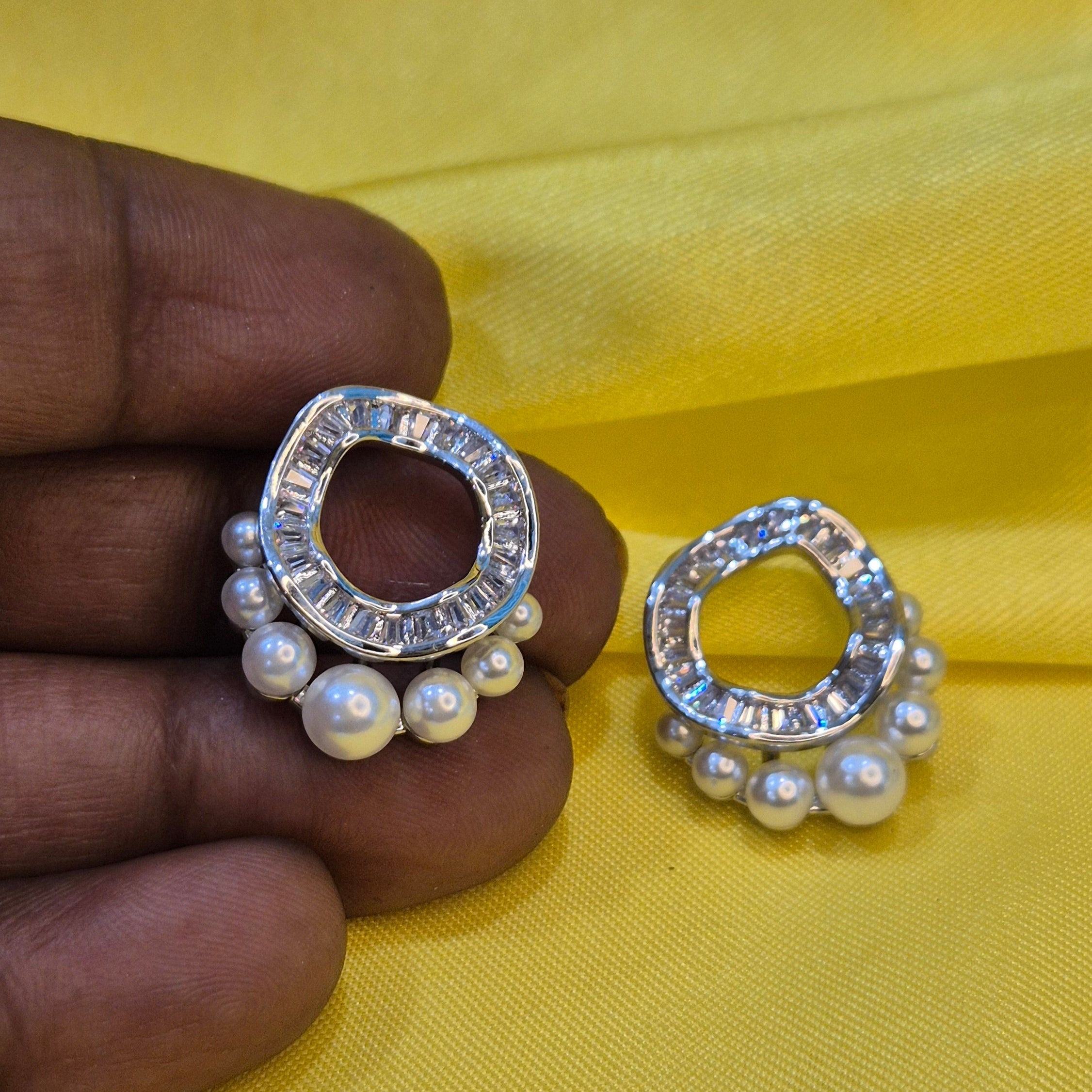 Korean Round Wave Pearl Earring